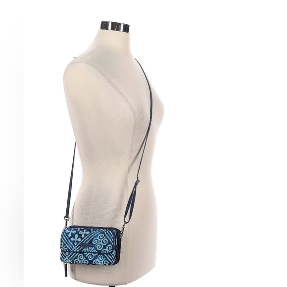 🦋🦋Vera Bradley RFID 3-in-1 Crossbody. “Cuban Tiles”. NWT - Picture 2 of 4